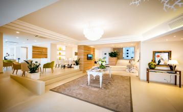 International Beach Hotel****