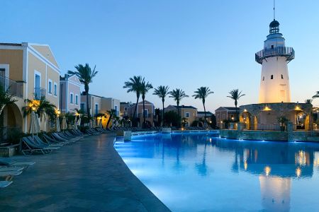 https://www.athleticstours.com/at/media/catalog/product/cache/da432fc9ee79dfca32e073c2235ab4d7/a/l/aliathon_village_athleticstours_2_.jpg