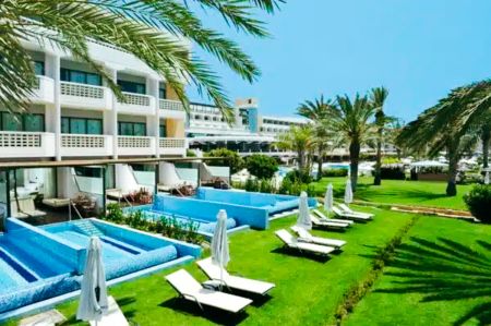 https://www.athleticstours.com/at/media/catalog/product/cache/da432fc9ee79dfca32e073c2235ab4d7/a/t/athena_beach_hotel_athleticstours_3_.jpg