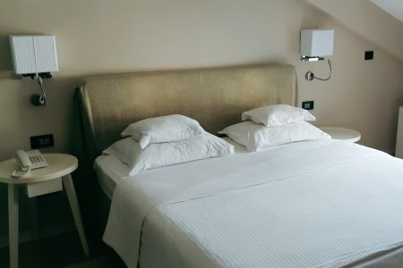 https://www.athleticstours.com/at/media/catalog/product/cache/da432fc9ee79dfca32e073c2235ab4d7/h/o/hotel_osejava_athleticstours_7_.jpg