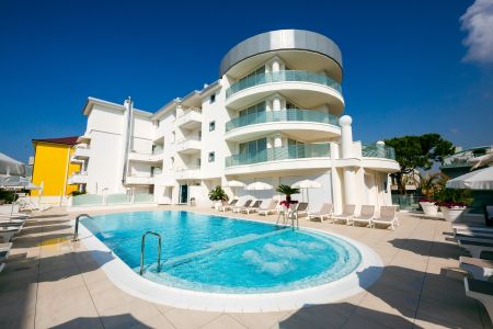https://www.athleticstours.com/at/media/catalog/product/cache/da432fc9ee79dfca32e073c2235ab4d7/i/n/international_beach_hotel_athleticstours_2_.jpg