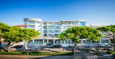International Beach Hotel****
