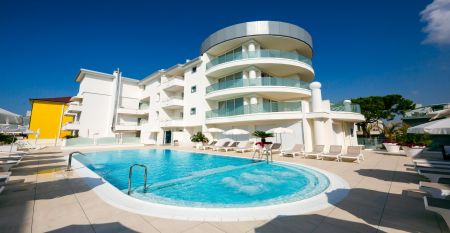 International Beach Hotel****