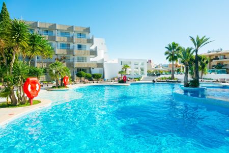 https://www.athleticstours.com/ch/media/catalog/product/cache/da432fc9ee79dfca32e073c2235ab4d7/h/o/hotel_rosa_del_mar_athleticstours_2_.jpg