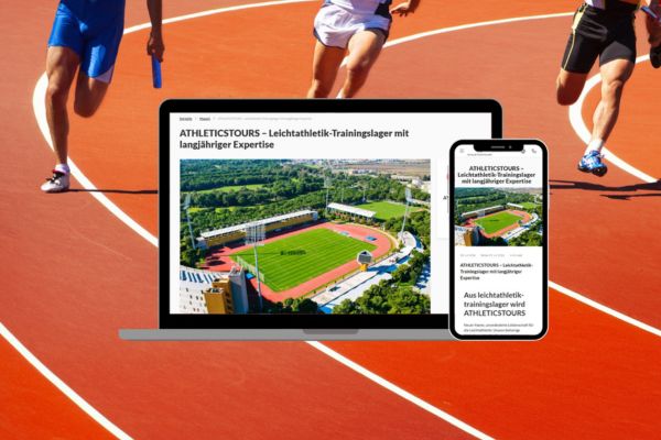 Auf einem Laptop und einem Smartphone ist eine Website &uuml;ber Sporttrainingslager zu sehen, auf deren Bildschirmen ein Stadionbild angezeigt wird. Im Hintergrund sind die Beine von L&auml;ufern auf einer roten Laufbahn zu sehen.