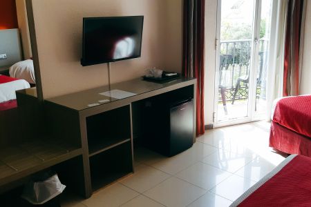 https://www.athleticstours.com/de/media/catalog/product/cache/da432fc9ee79dfca32e073c2235ab4d7/h/o/hotel_nerja_club_athleticstours_11_.jpg