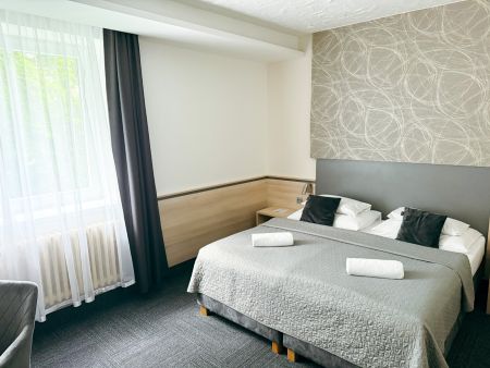 https://www.athleticstours.com/de/media/catalog/product/cache/da432fc9ee79dfca32e073c2235ab4d7/h/o/hotel_panorama_pilsen_athleticstours_4_.jpg