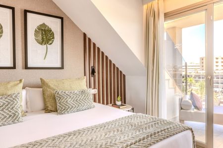 https://www.athleticstours.com/de/media/catalog/product/cache/da432fc9ee79dfca32e073c2235ab4d7/z/a/zafiropalacepalmanova_one_bedroom_penthouse_suite_3_planta__0724699.jpg