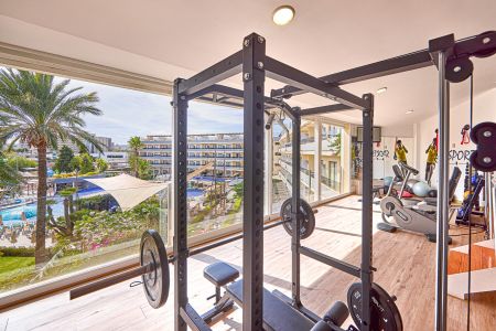 https://www.athleticstours.com/de/media/catalog/product/cache/da432fc9ee79dfca32e073c2235ab4d7/z/a/zafiropalmanova_gym_7125_ret.jpg